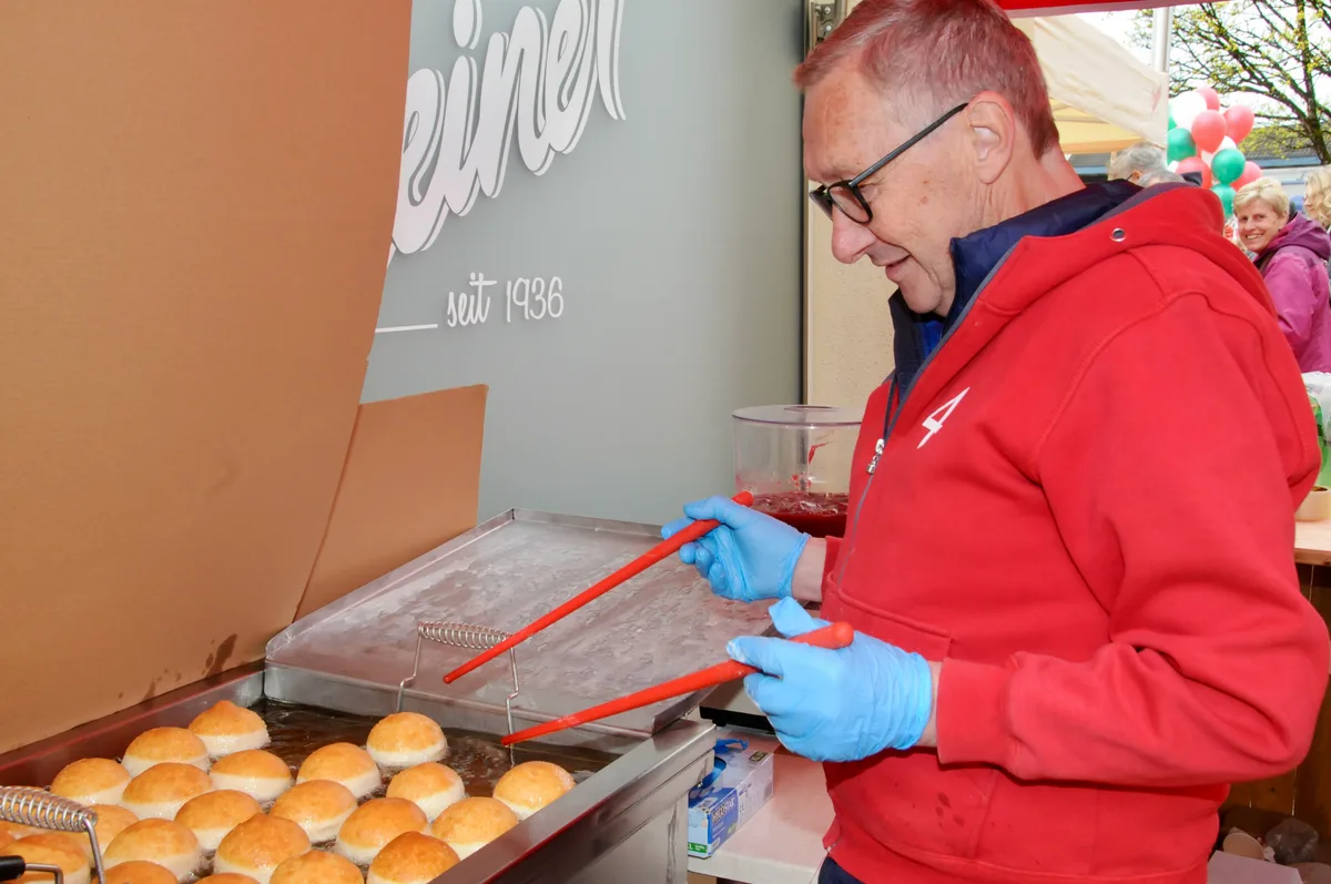 Man sieht, wie frische Berliner gebacken werden.